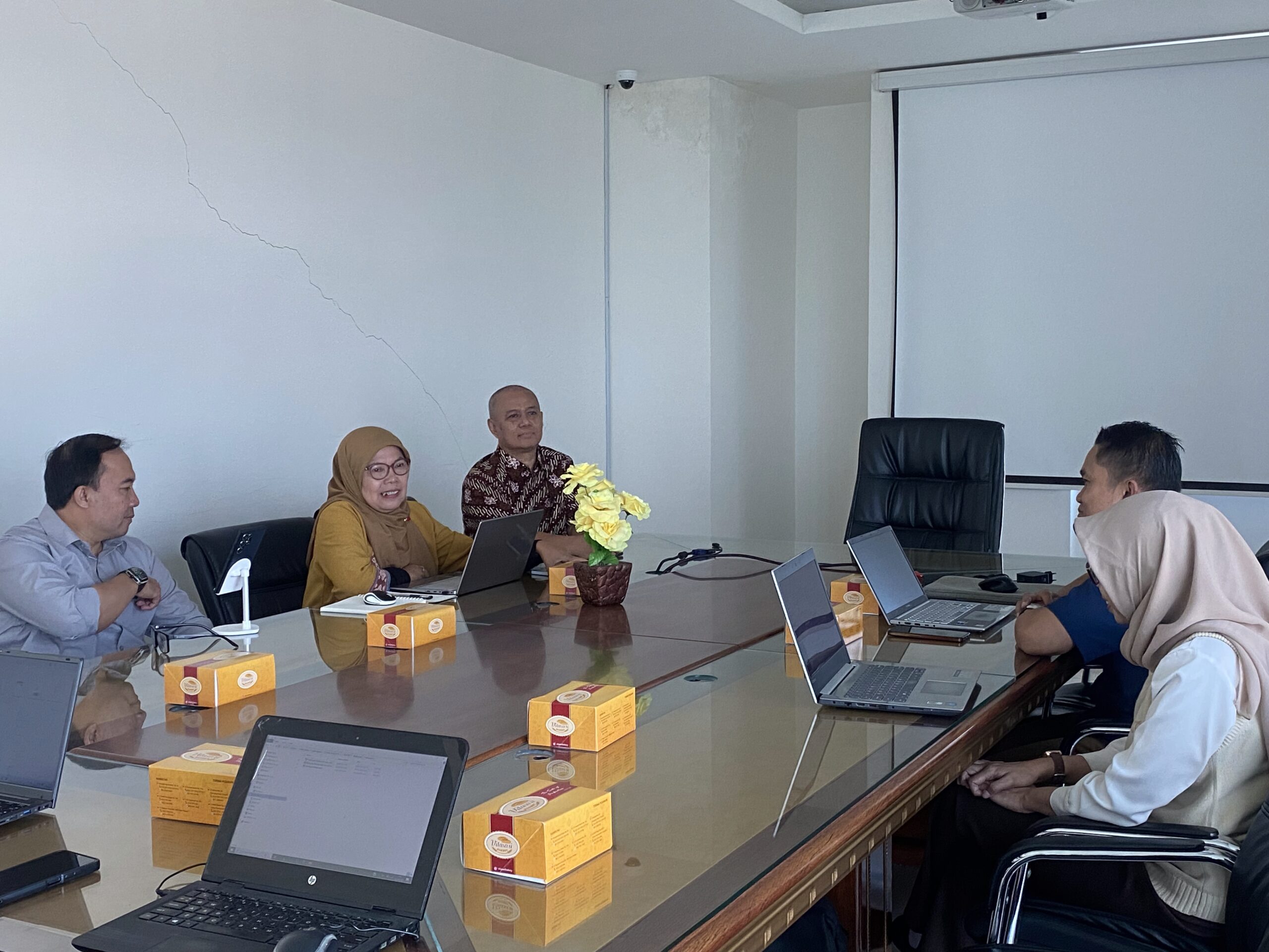UNIKOM English Literature Study Program Holds Capacity Building Introduction Session for Lecturers: Responding to Generational Challenges and Strengthening the Academic Atmosphere