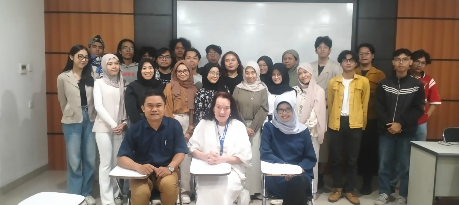 UNIKOM English Literature Study Program Holds International Guest Lecture with Prof. Bettina Meiser, AUSAID Expert