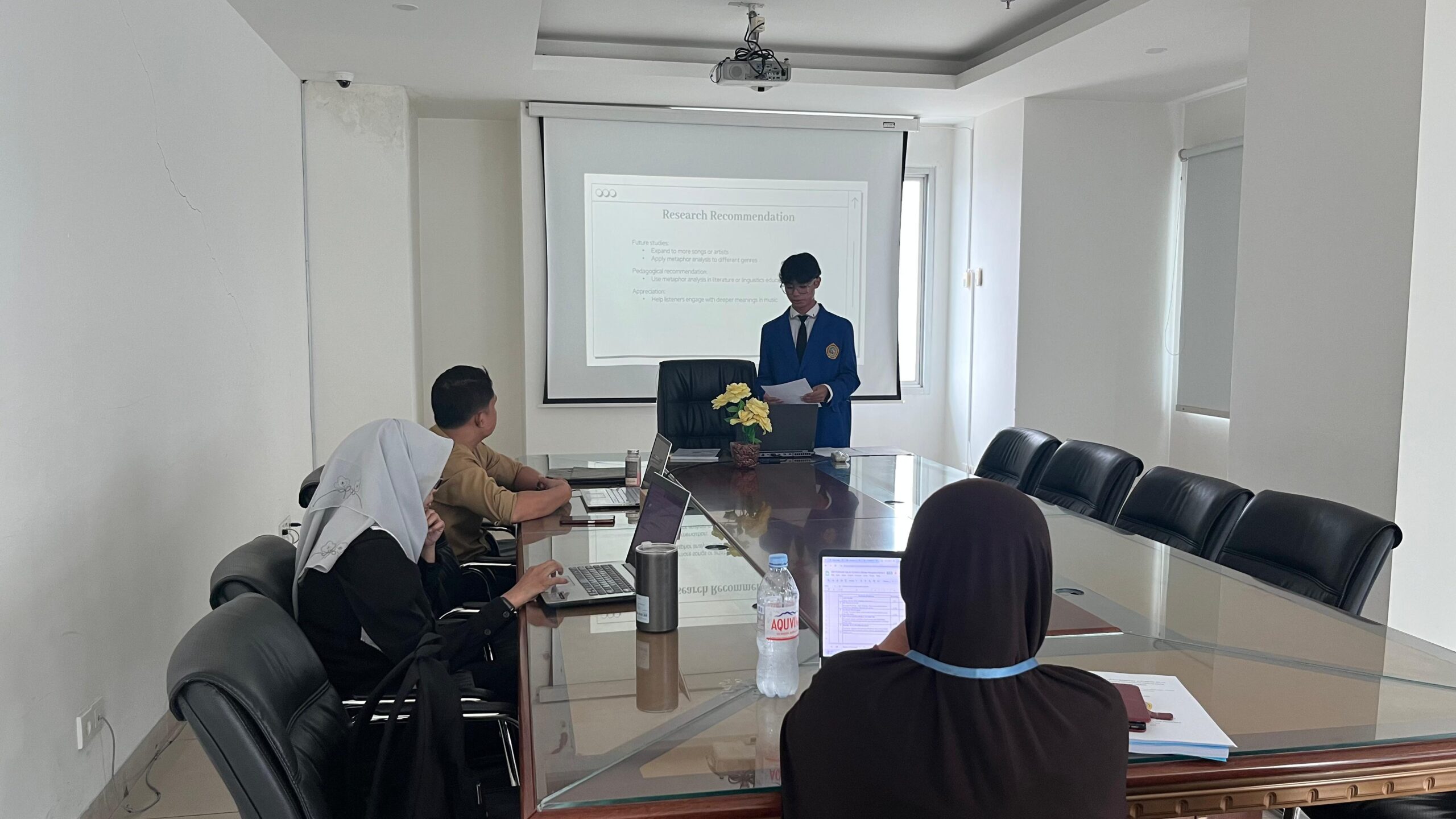 English Literature Program Successfully Holds Thesis Defense!