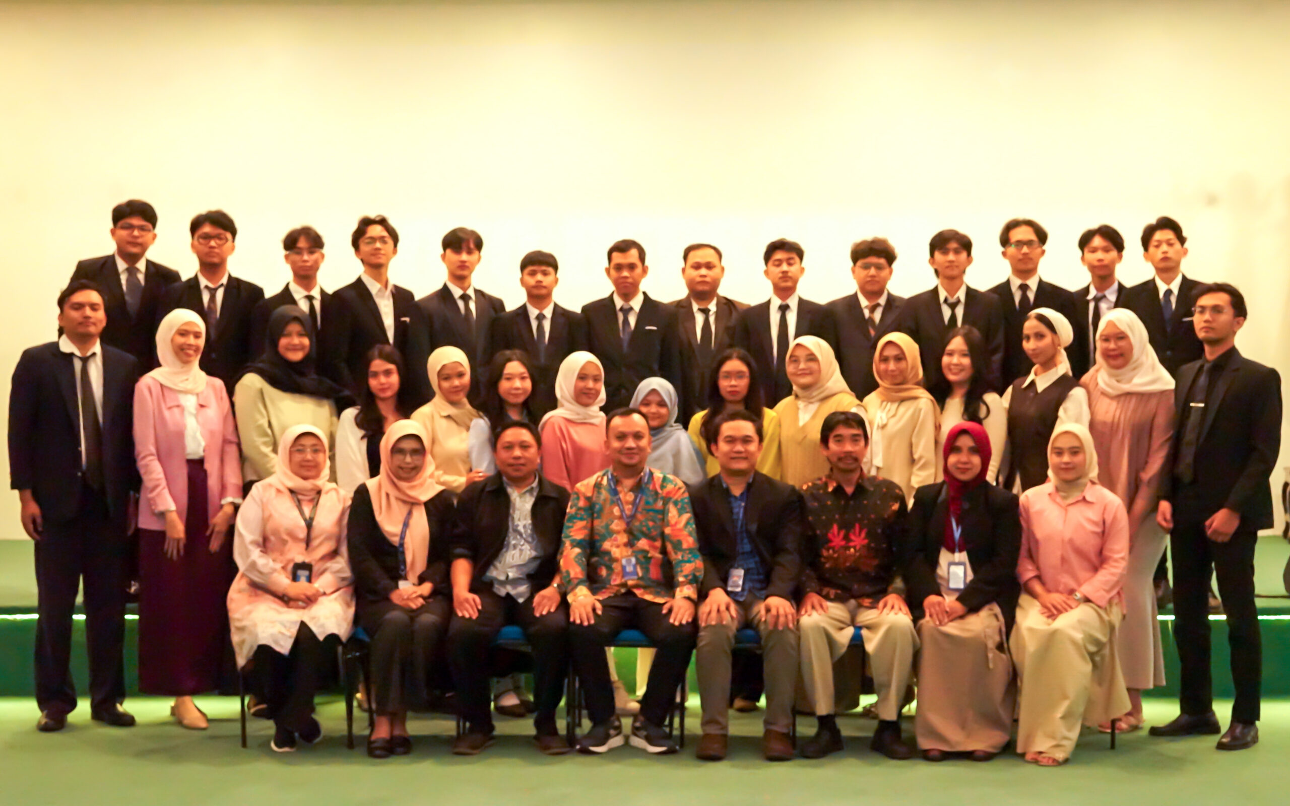 UNIKOM English Literature Study Program Successfully Holds 2024/2025 Academic Year Graduation Ceremony, Prepares Graduates to Face the Dynamics of the Working World!