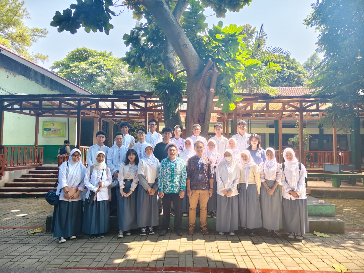 The UNIKOM English Literature Study Program successfully conducted PKM at SMA 15 Kota Bandung!