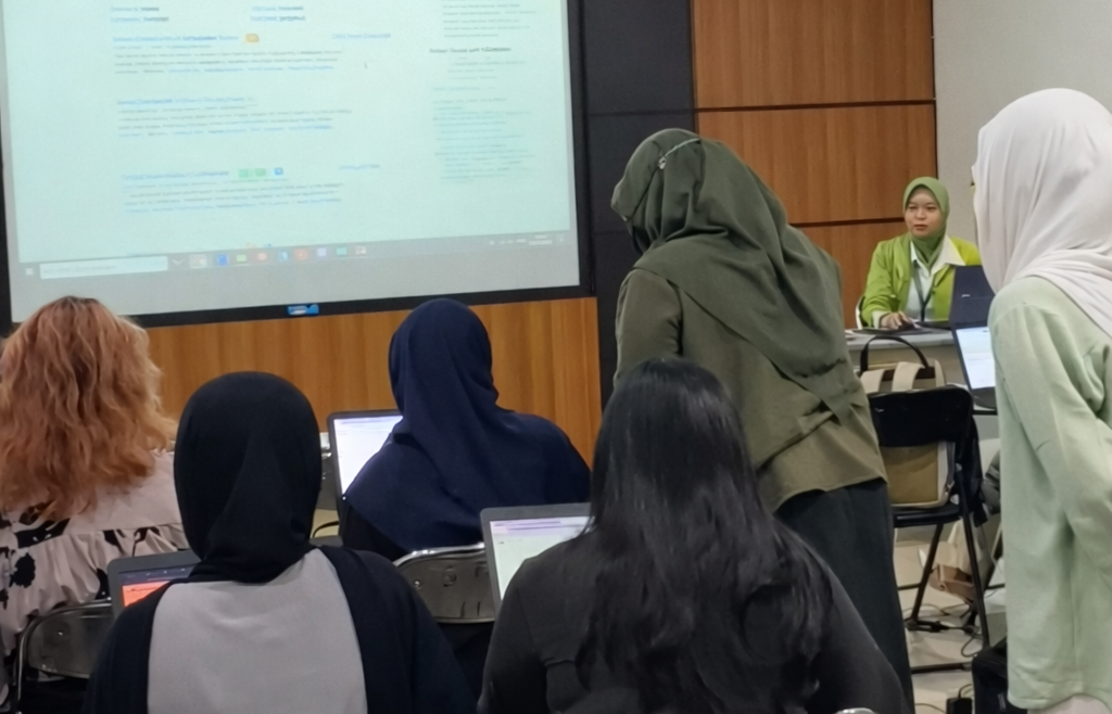 The English Literature Study Program Successfully Holds Article Training for the ICOBEST Conference